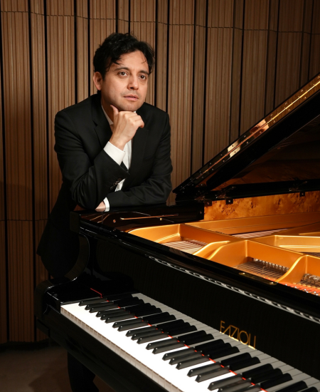 Fotografía promocional del concierto de piano "Virtuosismo & Encanto" del pianista Danor Quinteros.