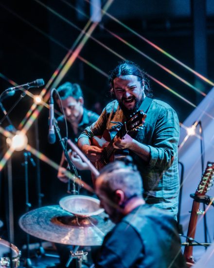 El músico Nano Stern junto a su banda en vivo.