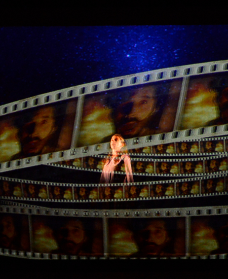 Foto de la obra "La contadora de películas", coproducción teatral de Teatrocinema y Fundación CorpArtes.