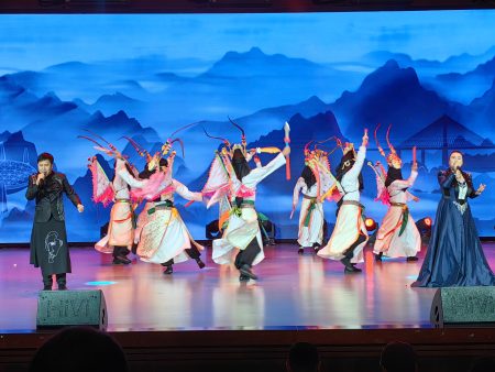 Elenco de Guizhou Colorido en escena.